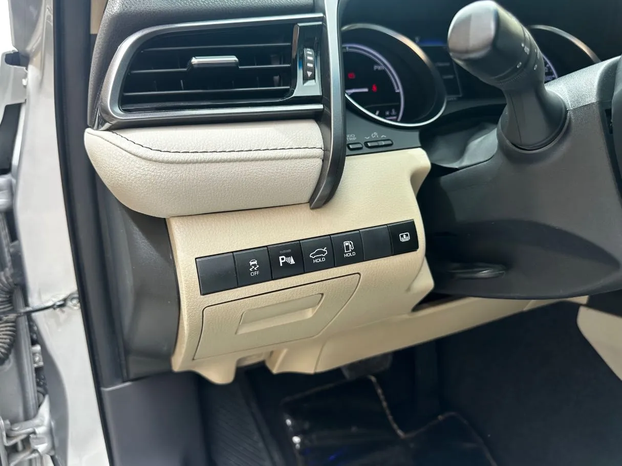 Car image 25