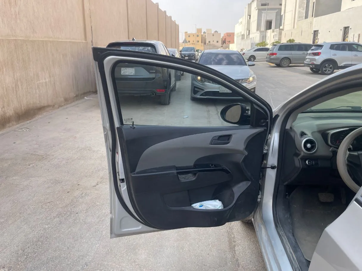 Car image 10