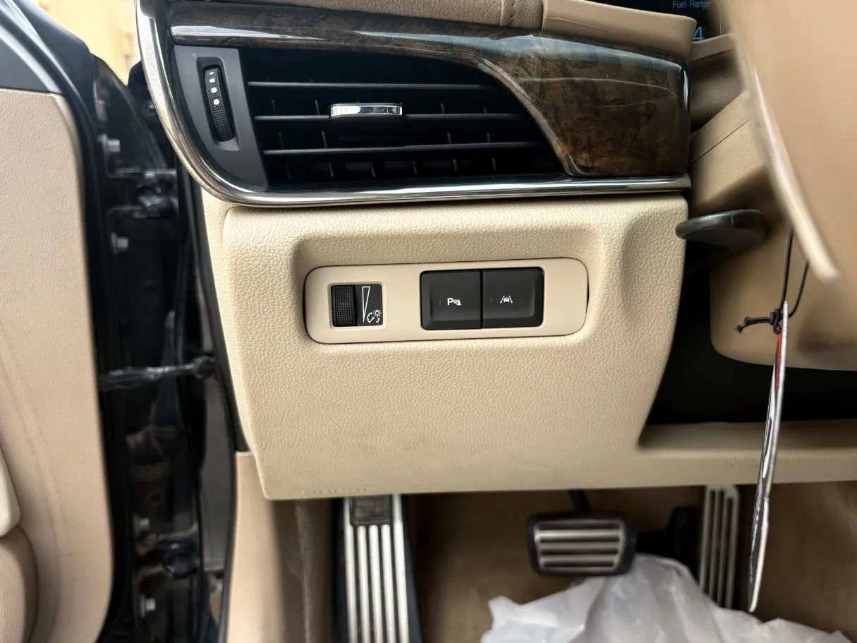 Car image 25