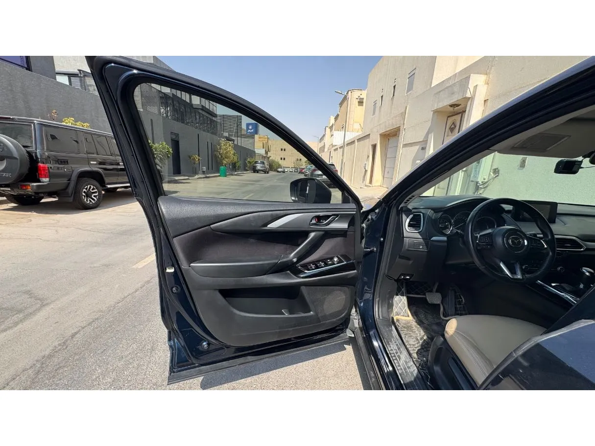 Car image 9