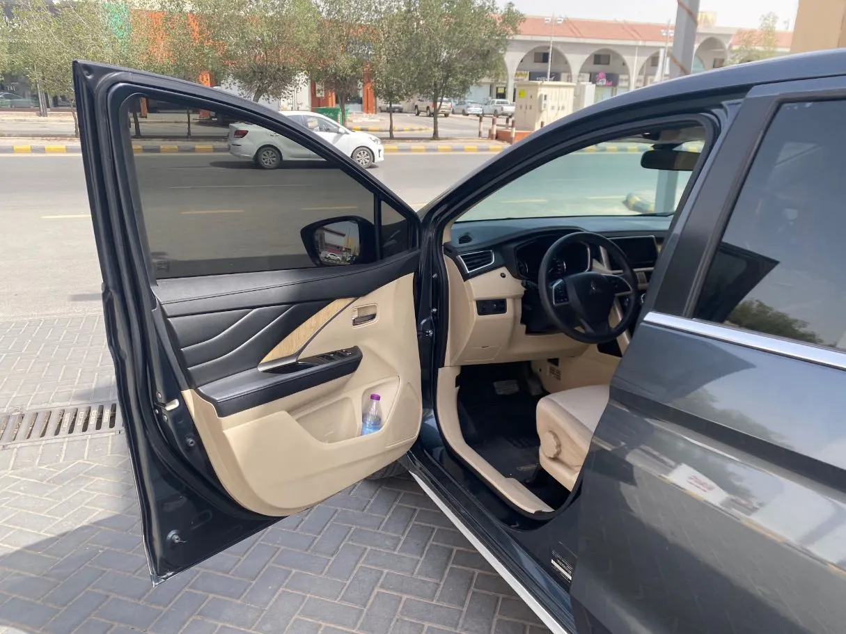 Car image 10