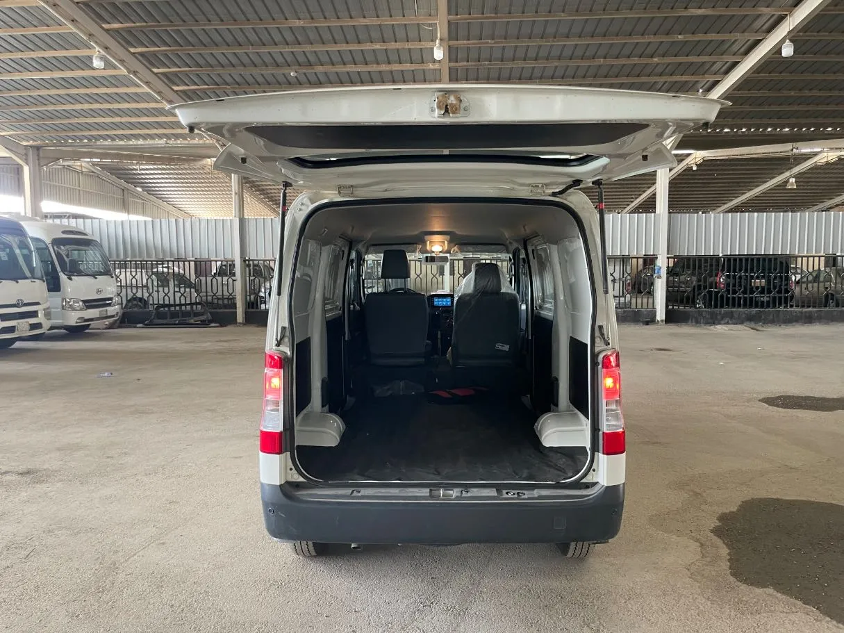 Car image 18