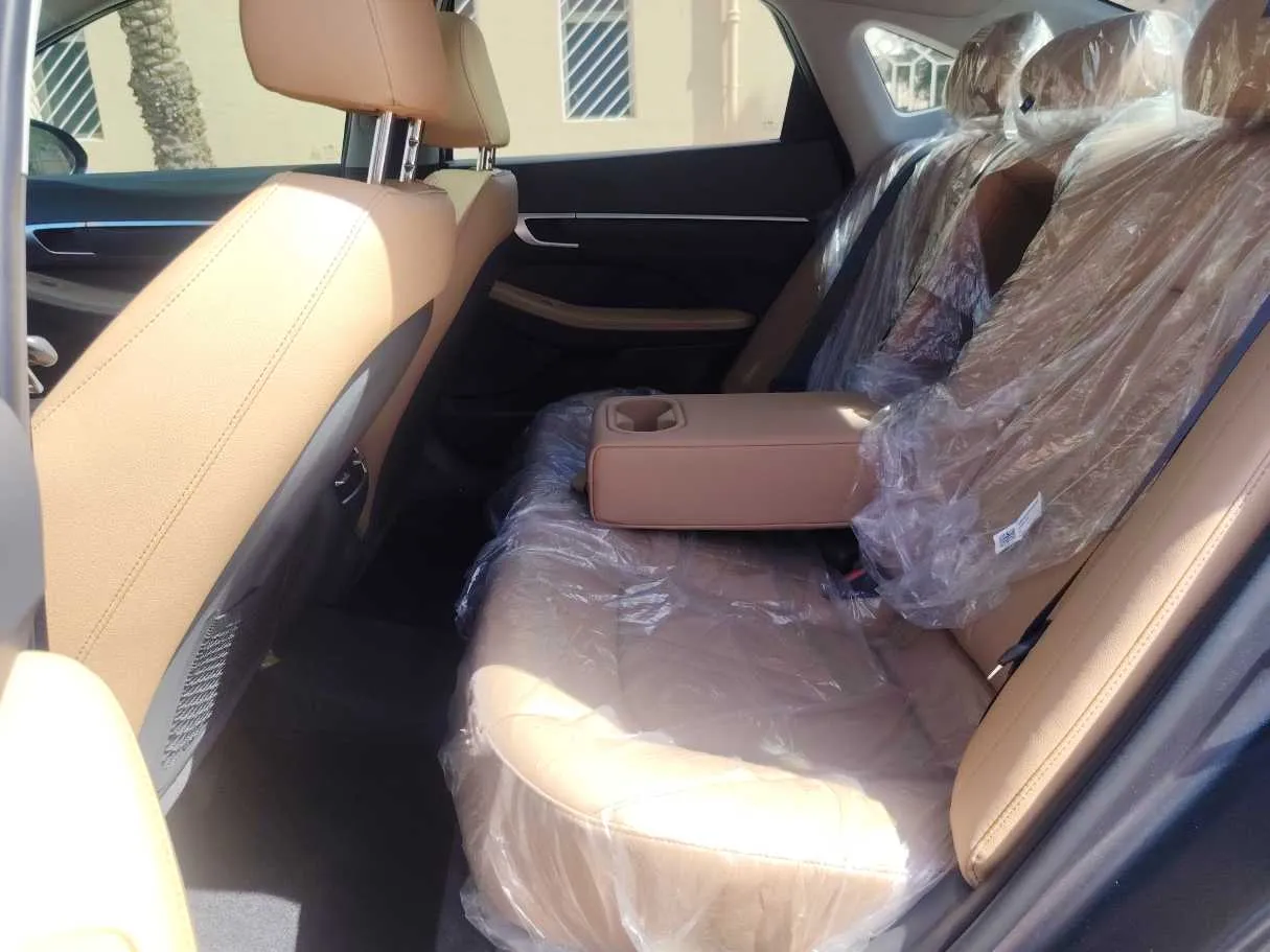 Car image 14