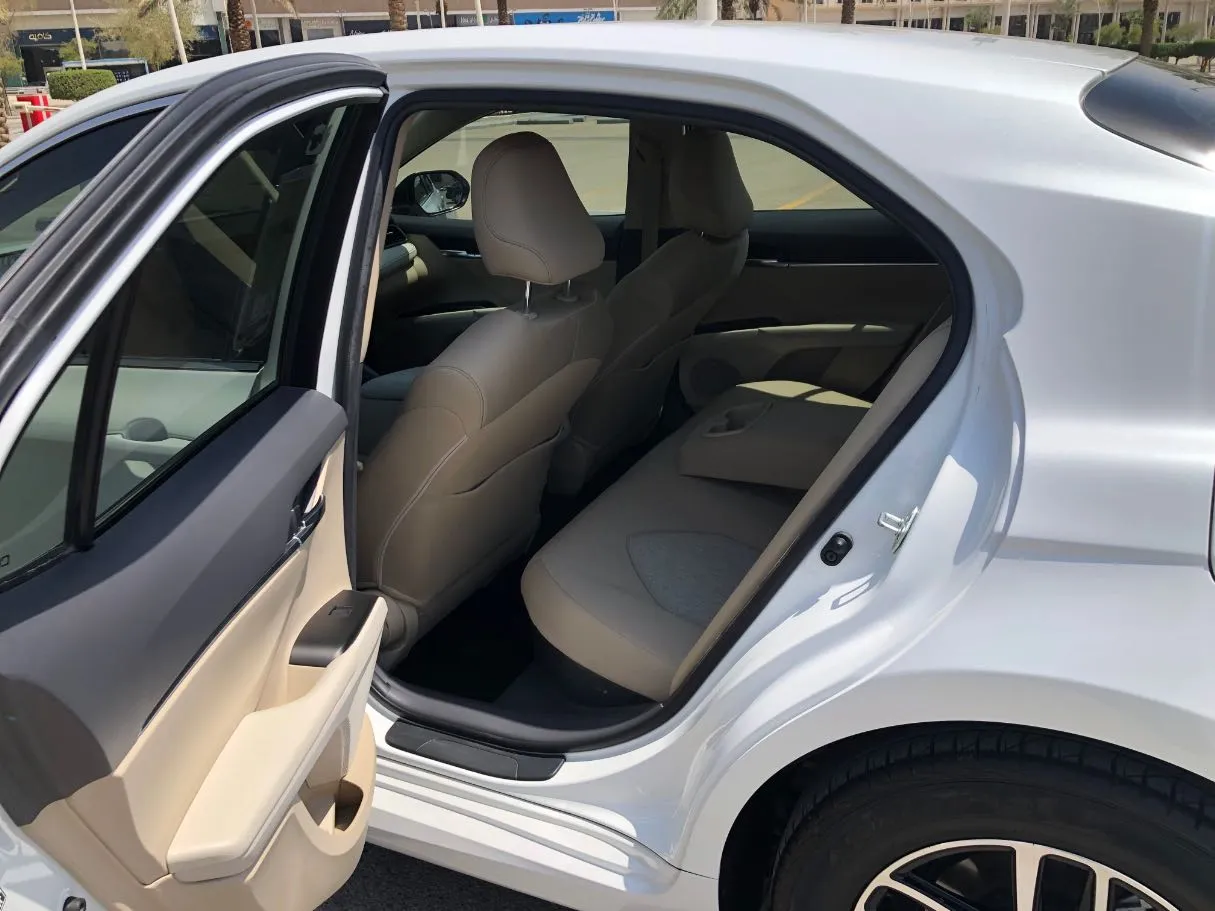 Car image 12