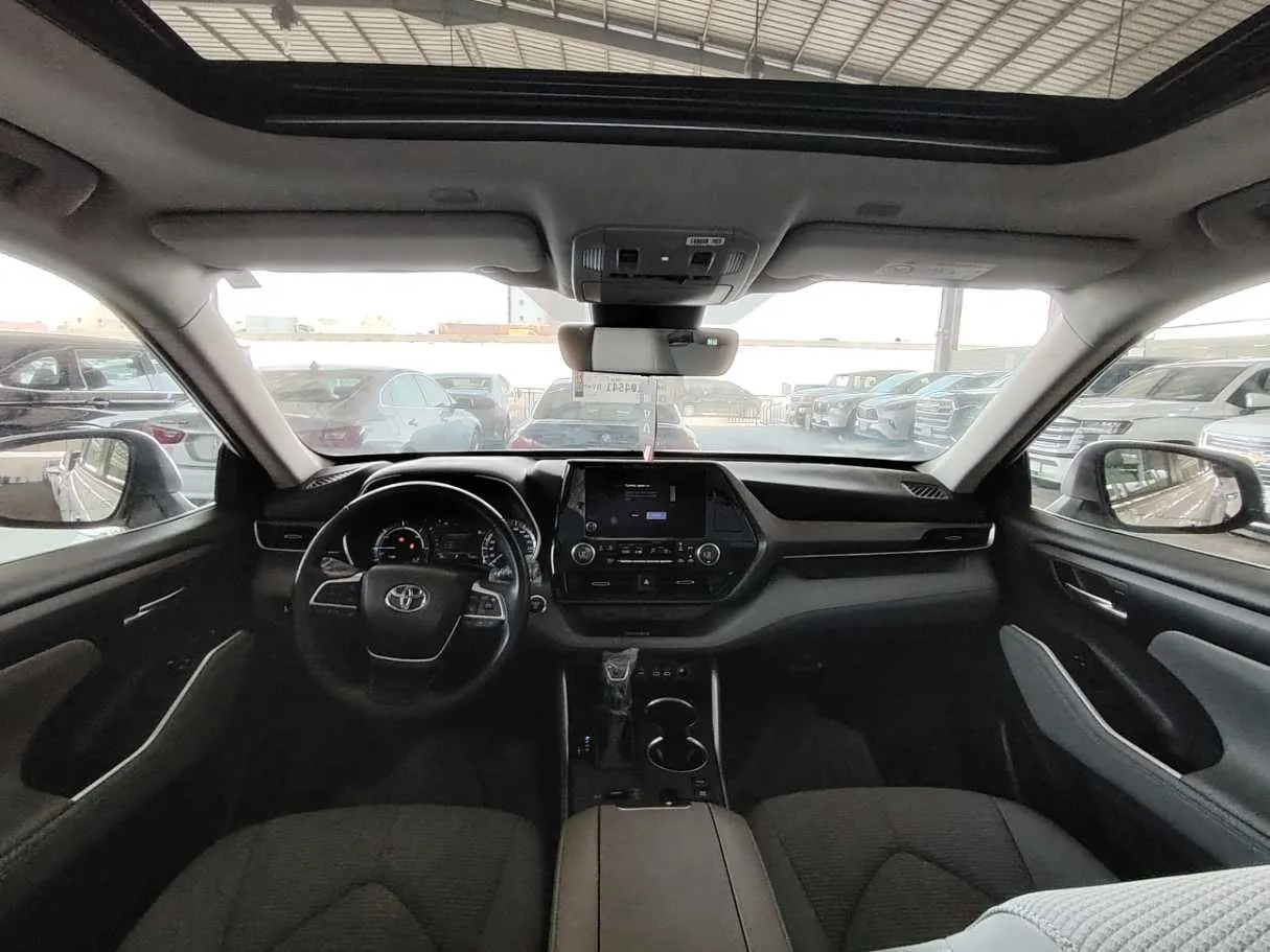 Car image 19