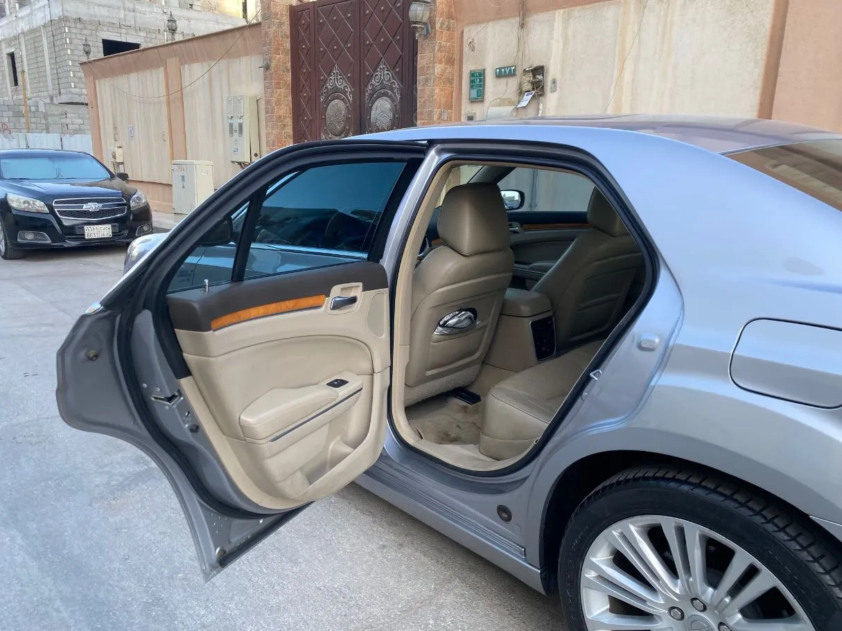 Car image 12