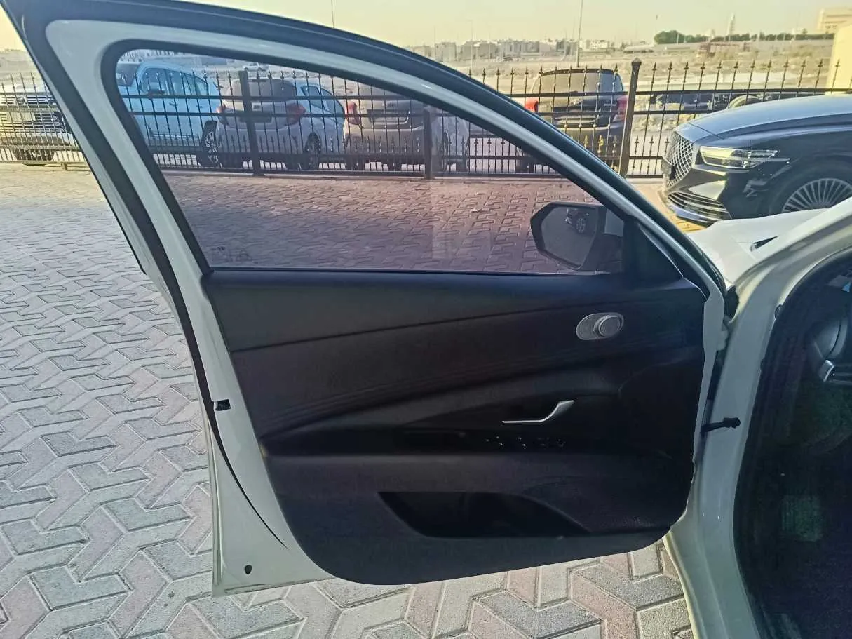 Car image 11