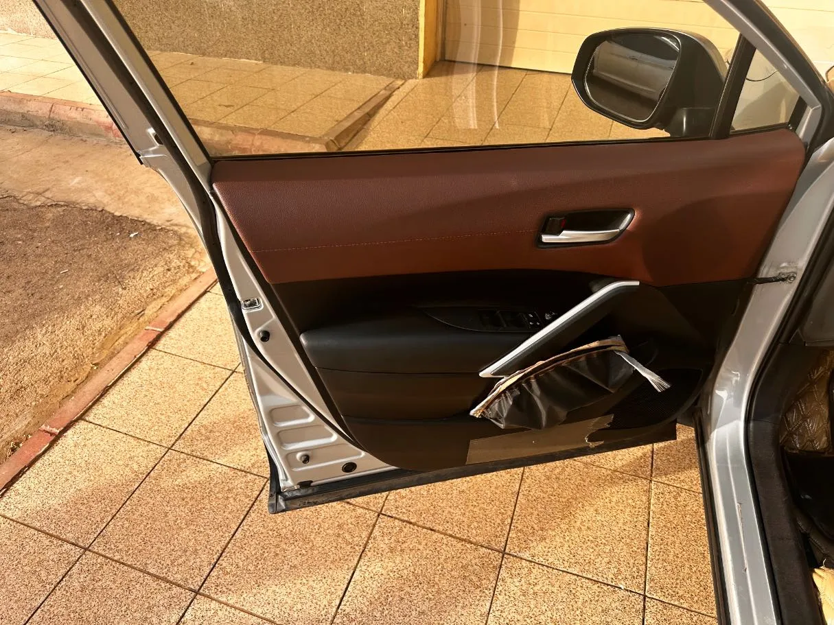 Car image 11