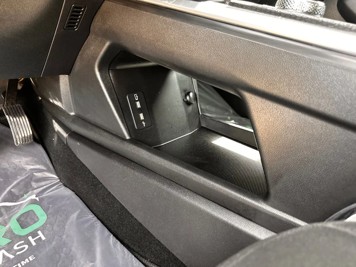 Car image 24