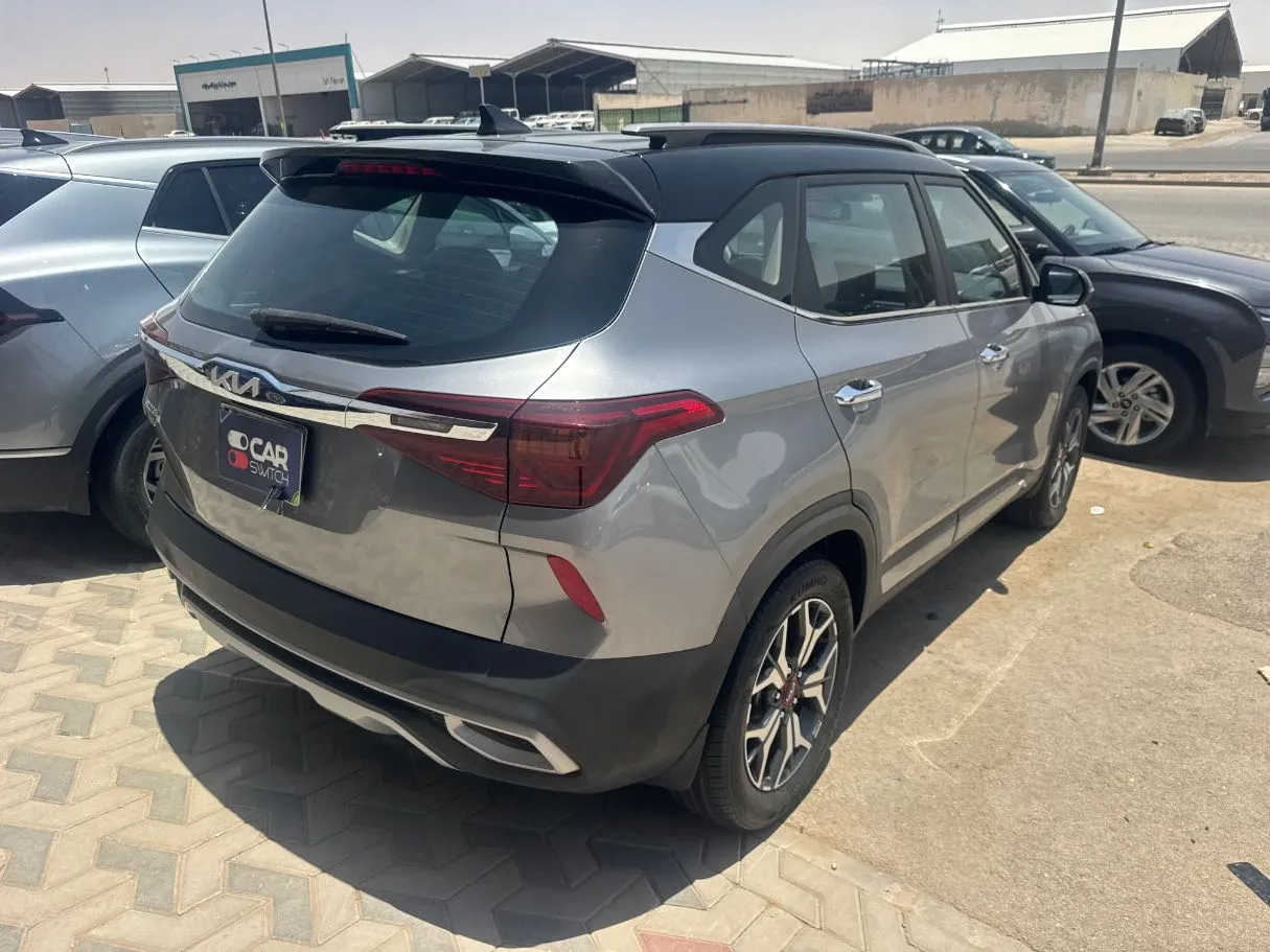 Car image 4