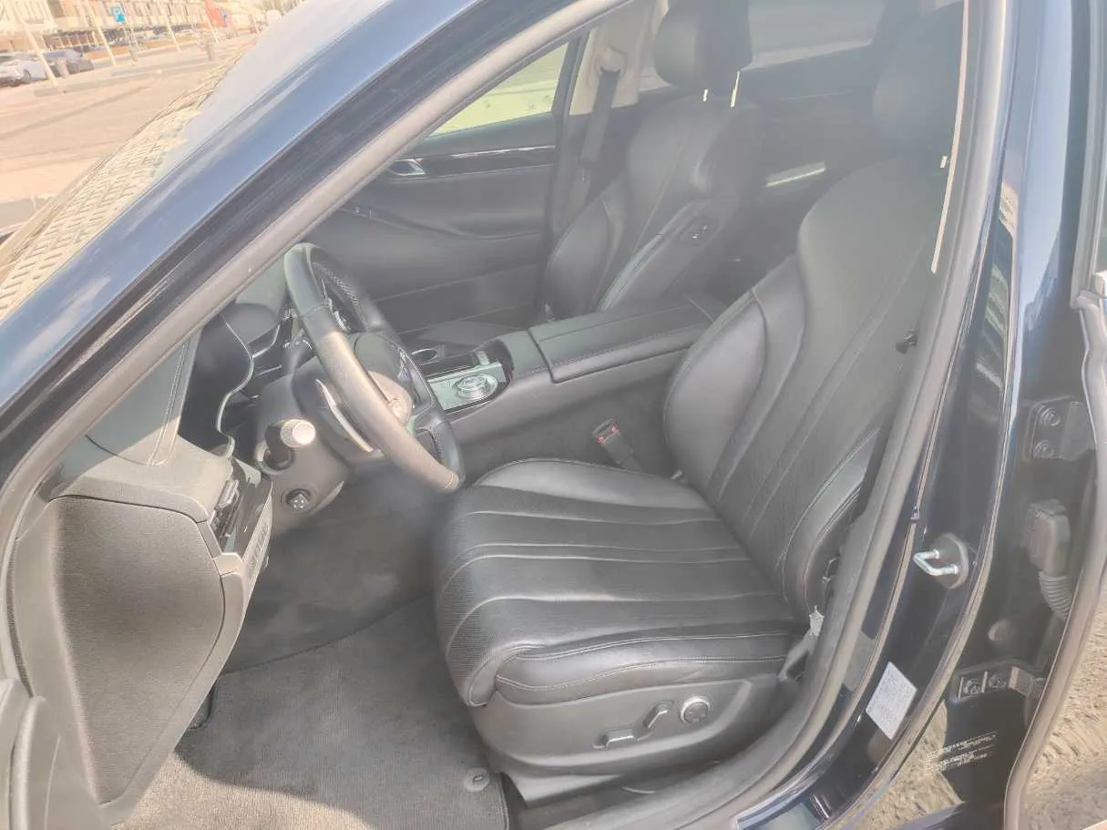 Car image 12