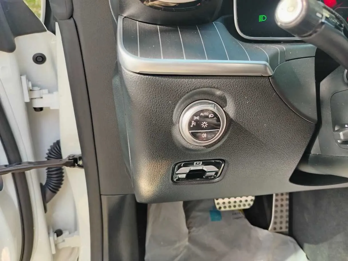 Car image 29
