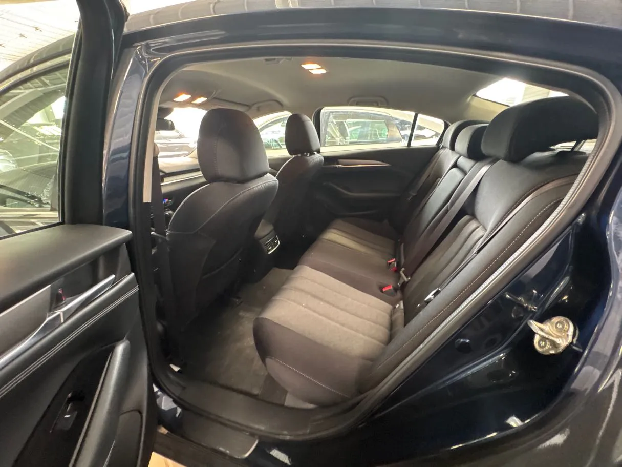 Car image 14