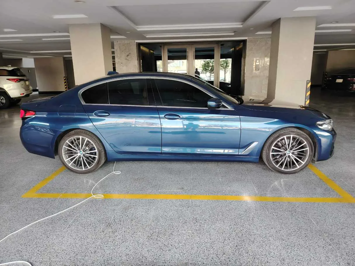 Car image 4