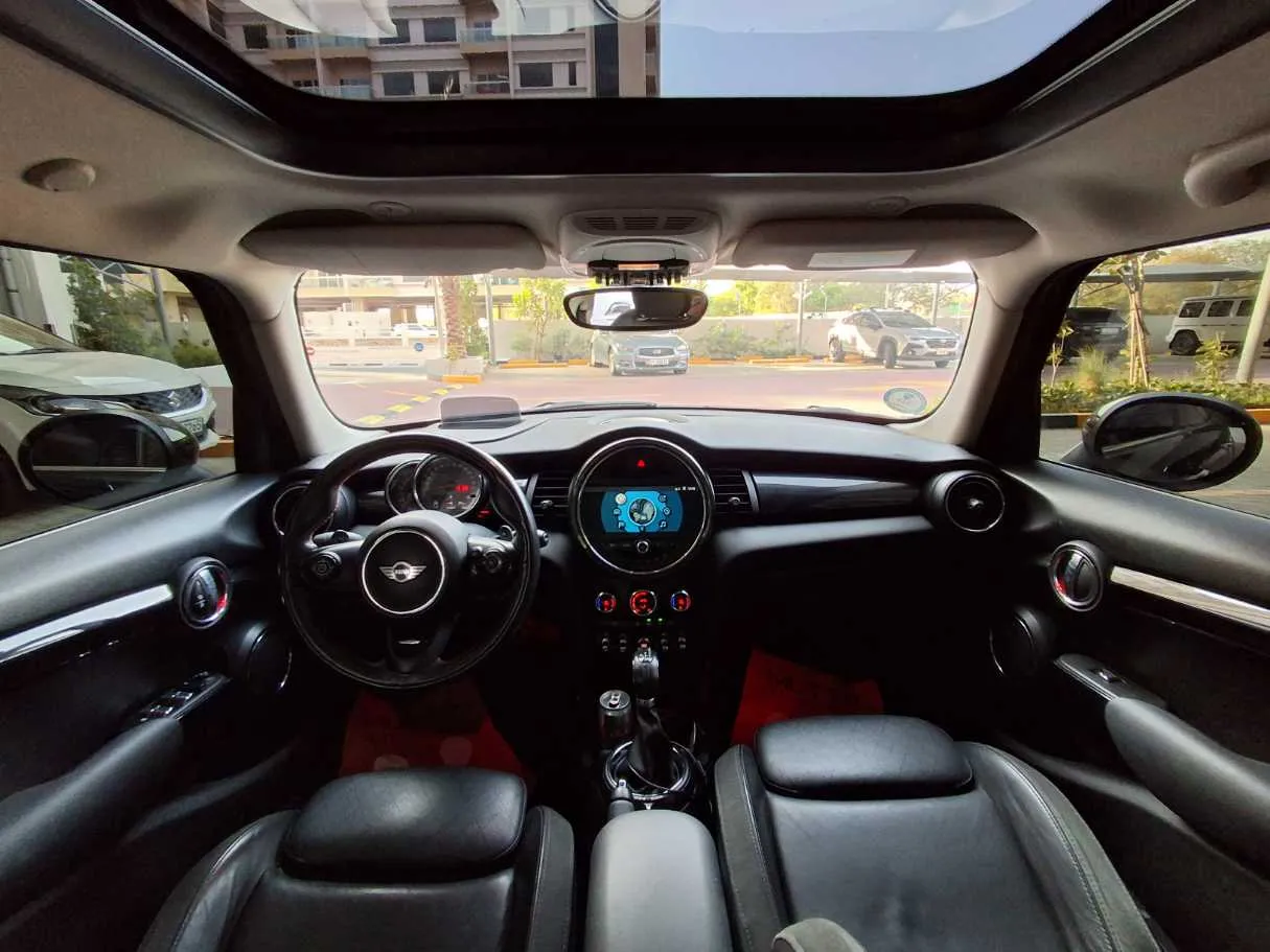 Car image 14