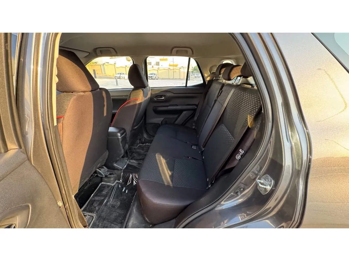 Car image 14
