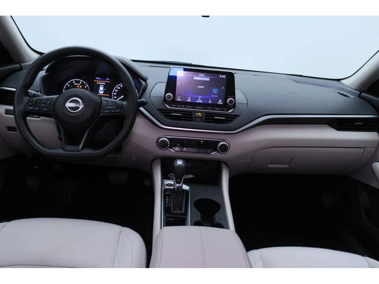 Car image 14