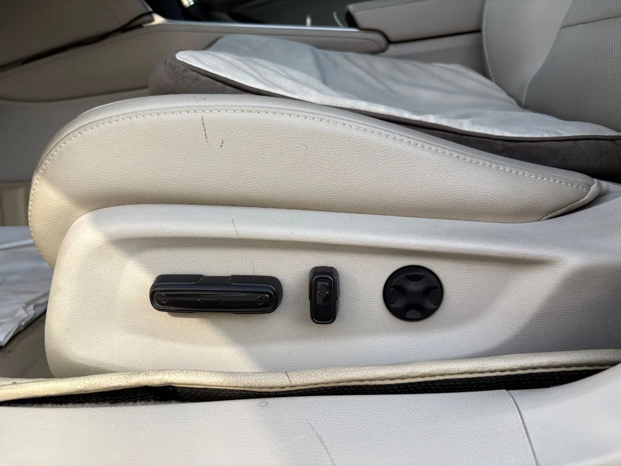 Car image 28