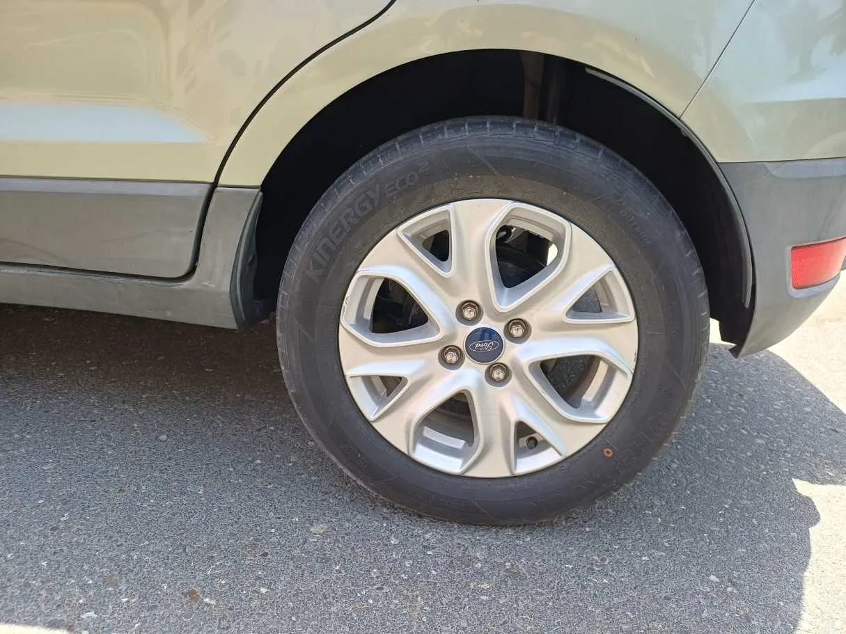 Car image 9