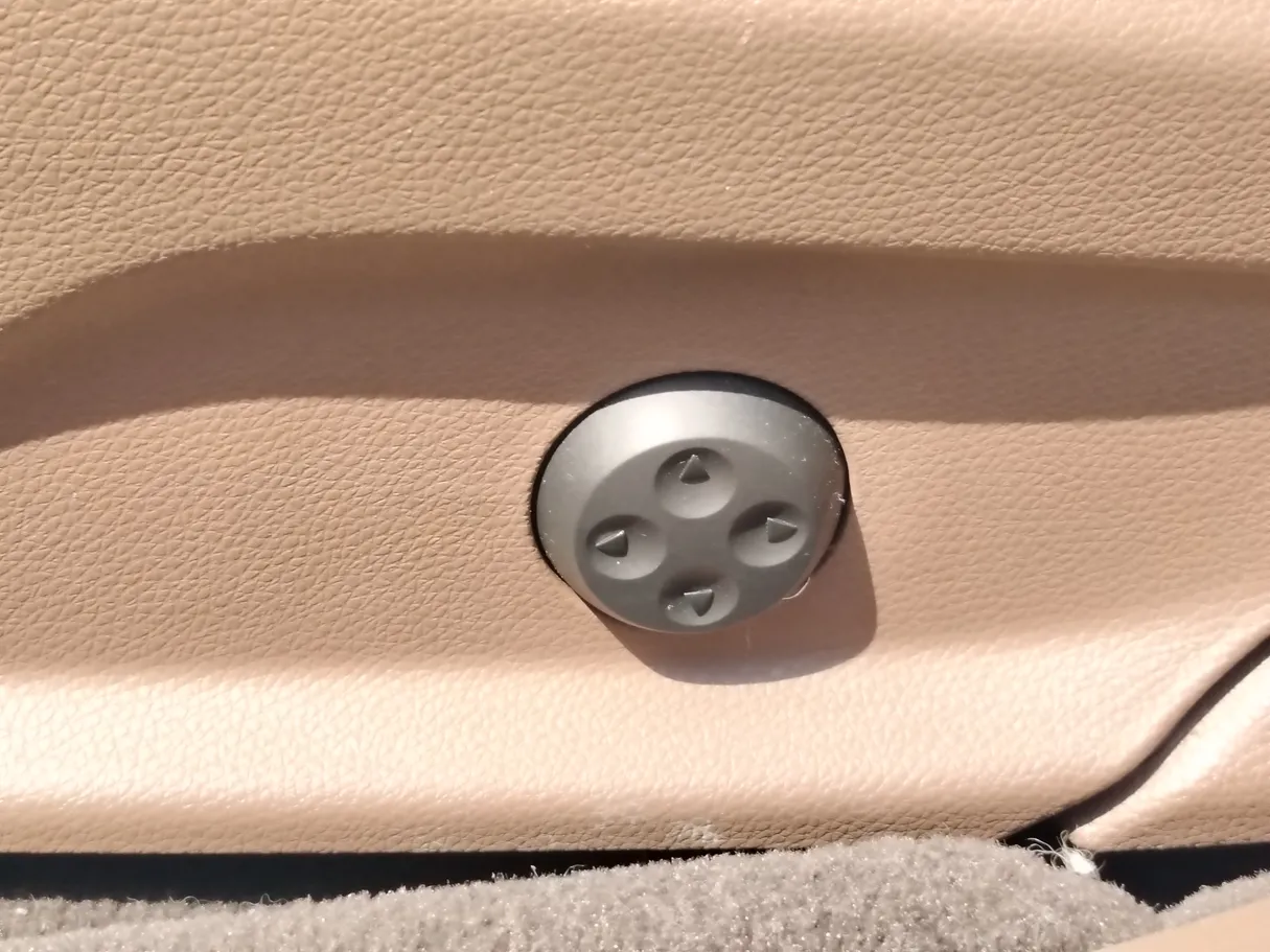 Car image 32