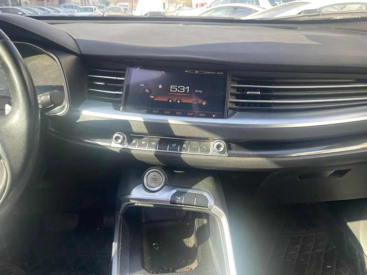 Car image 19