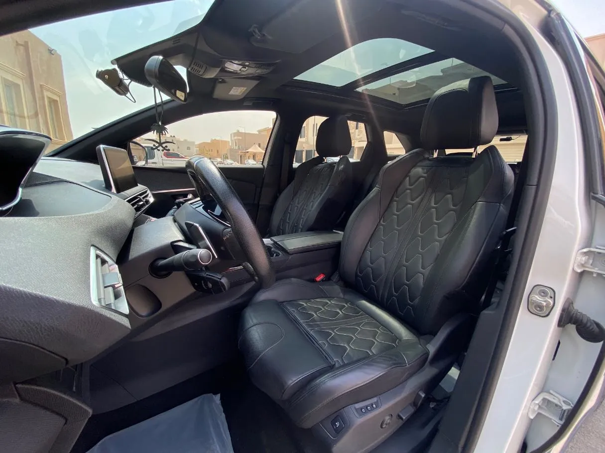 Car image 11