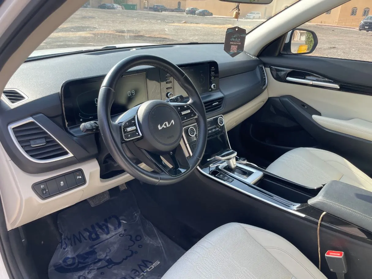 Car image 13