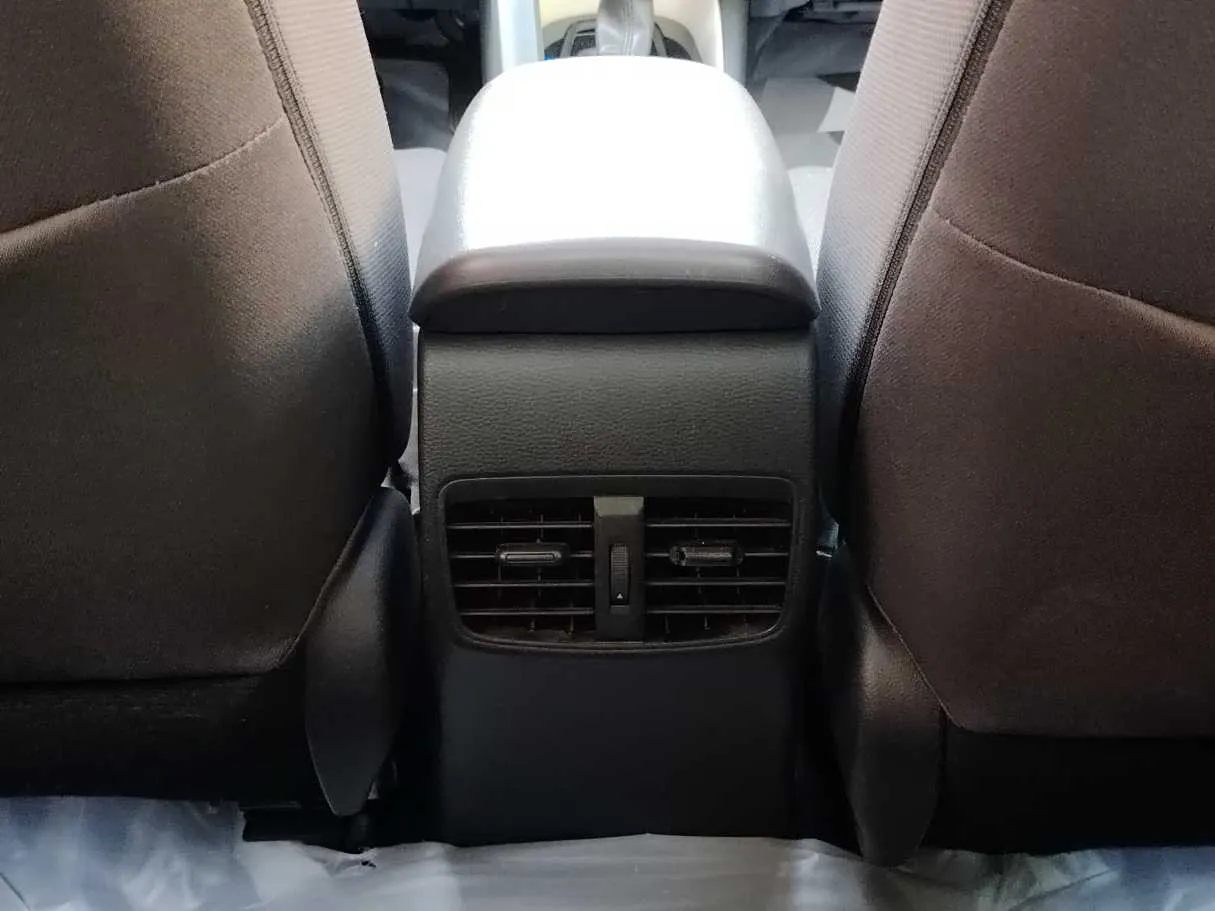 Car image 26