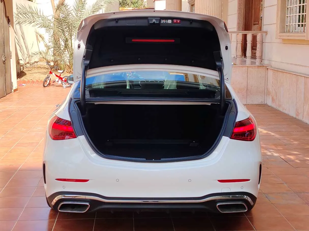 Car image 25