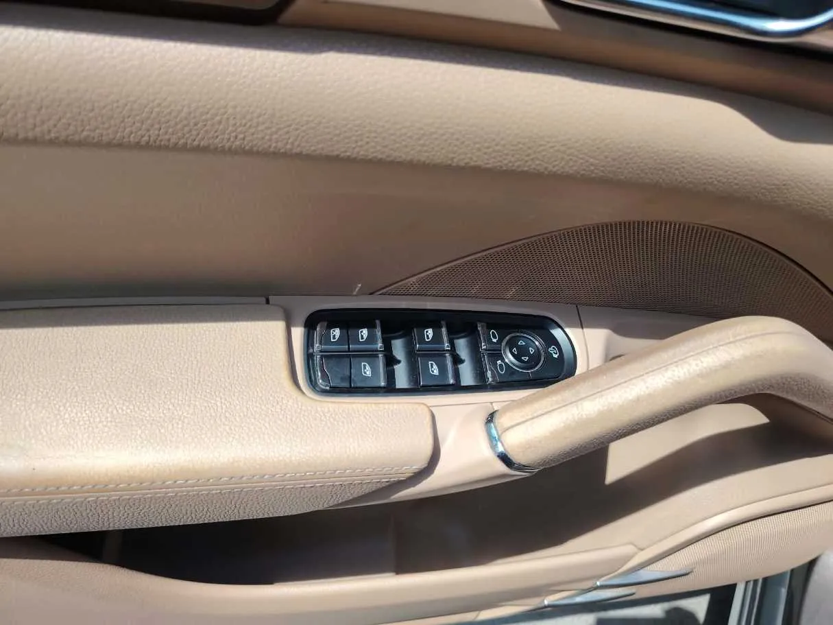 Car image 38