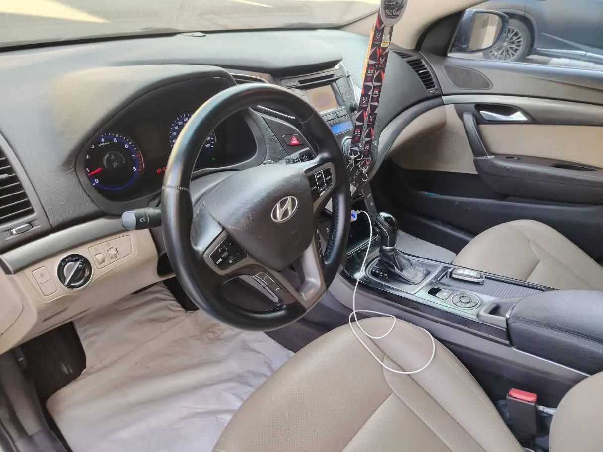 Car image 11