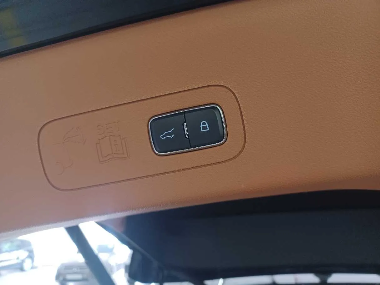 Car image 28