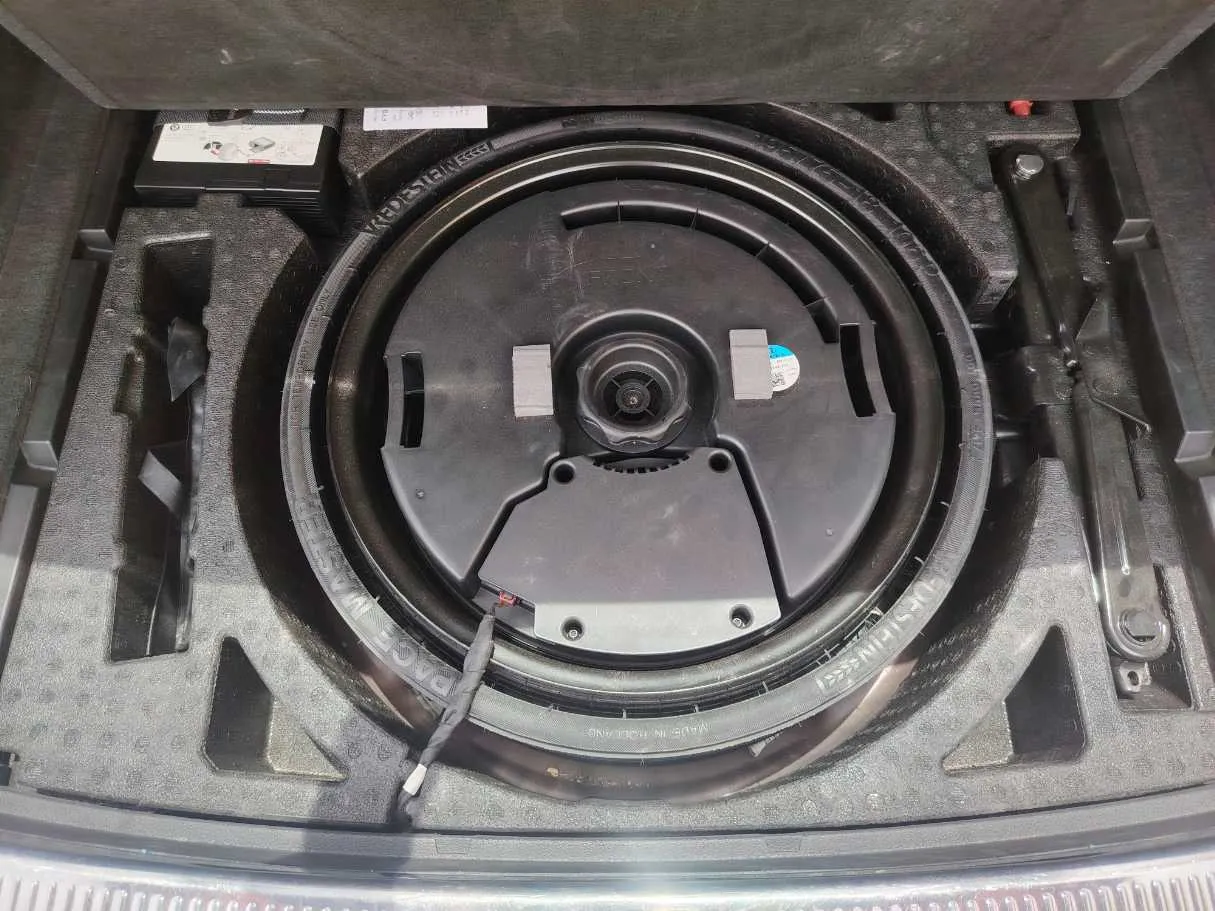 Car image 32