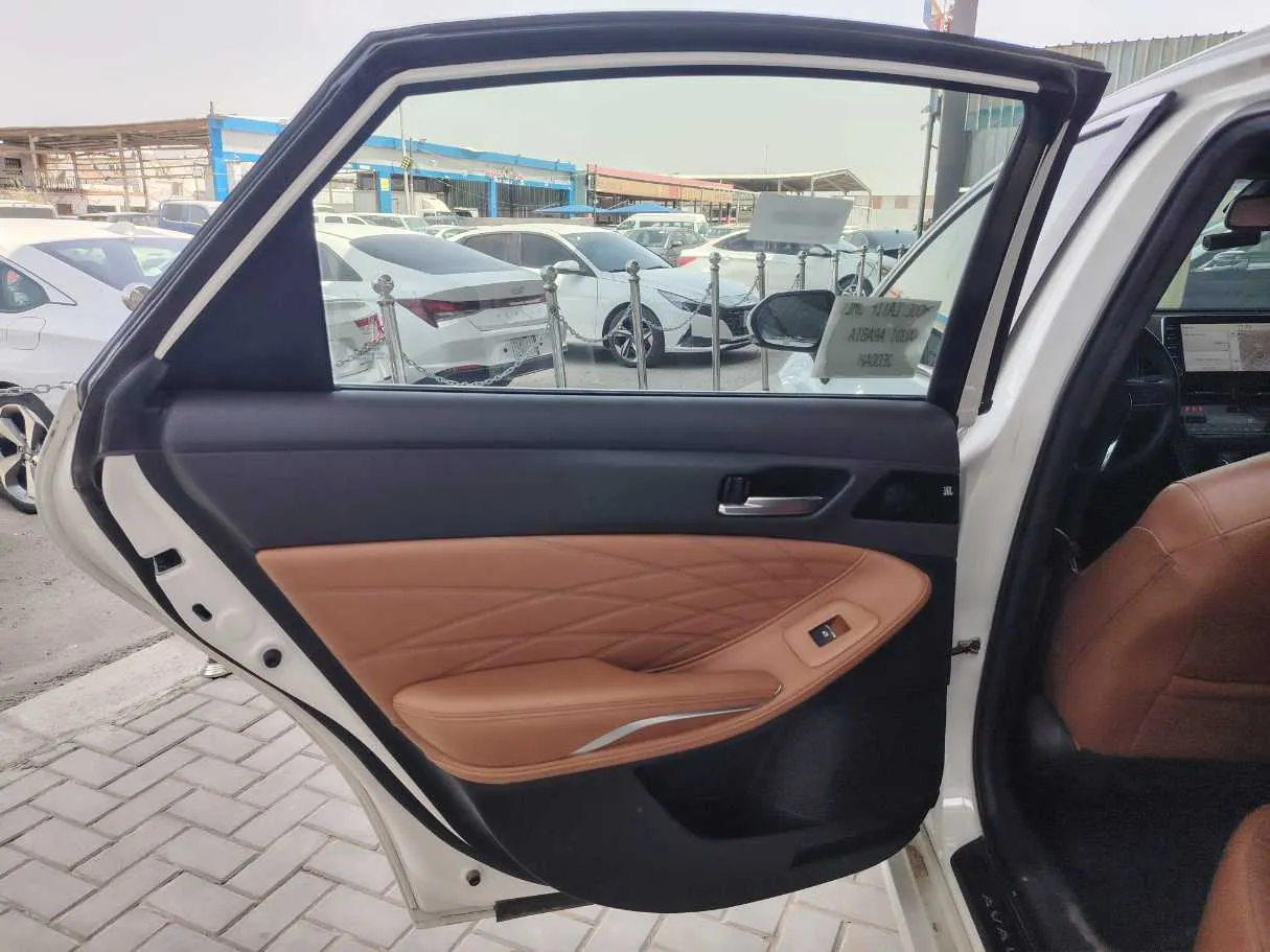 Car image 19