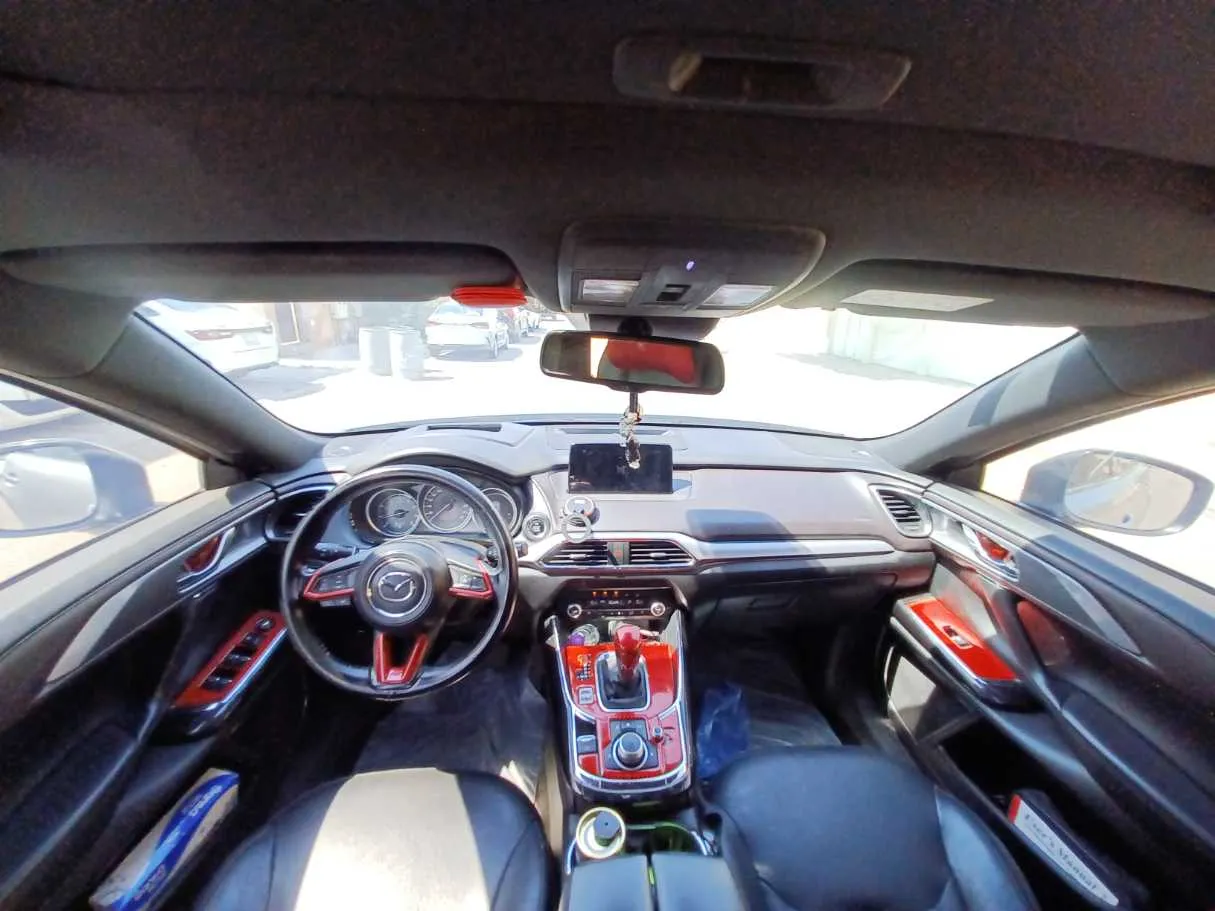 Car image 12