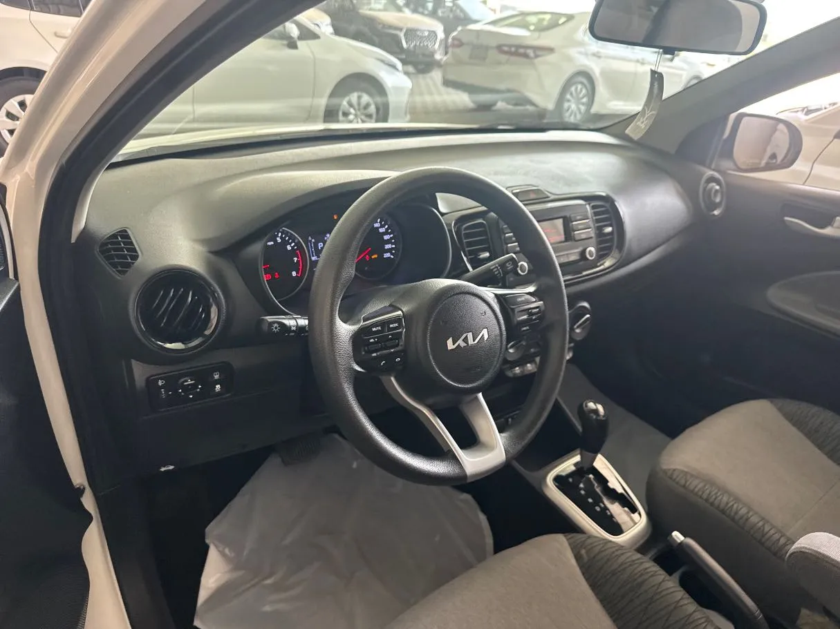 Car image 14