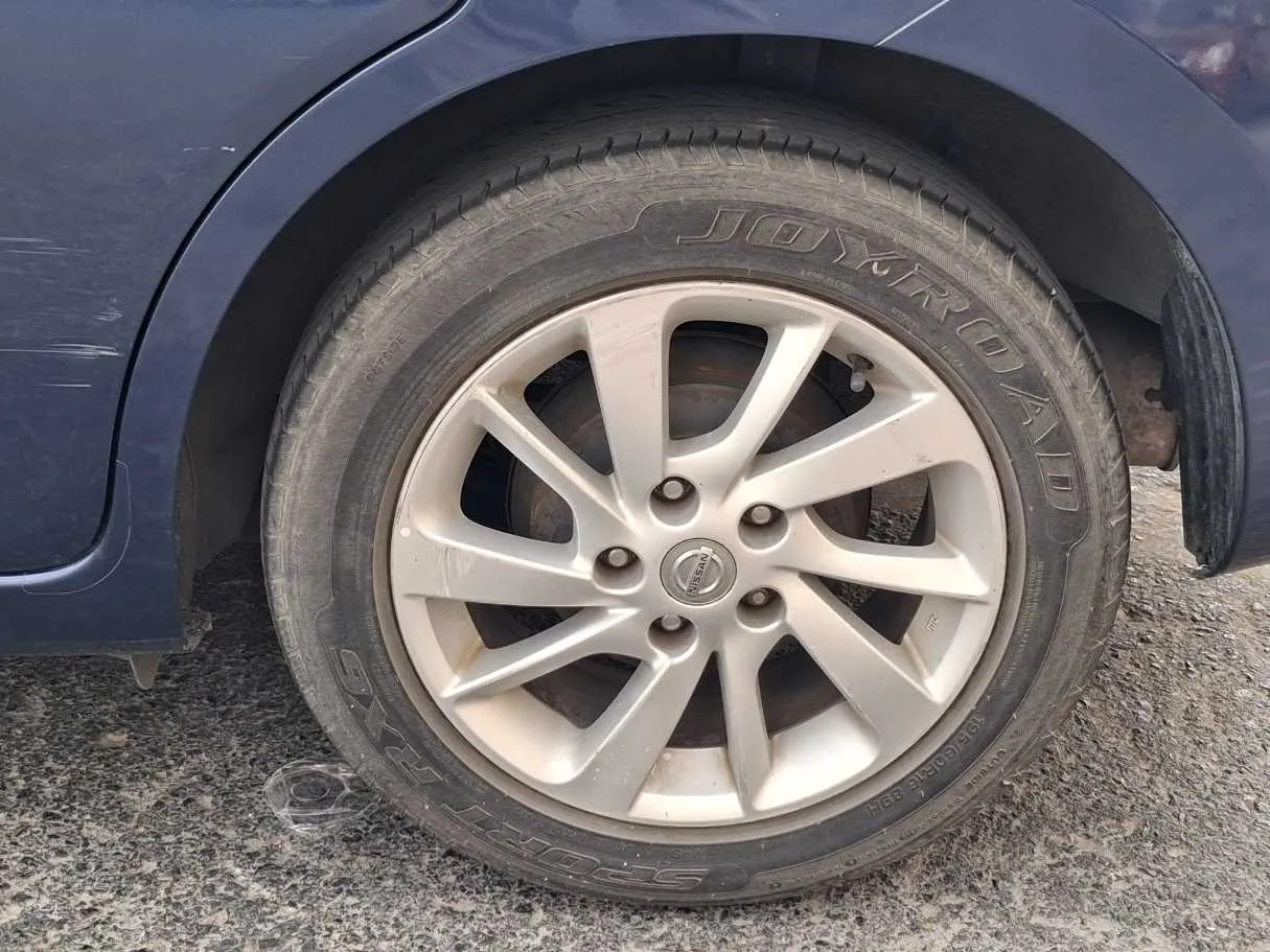 Car image 9