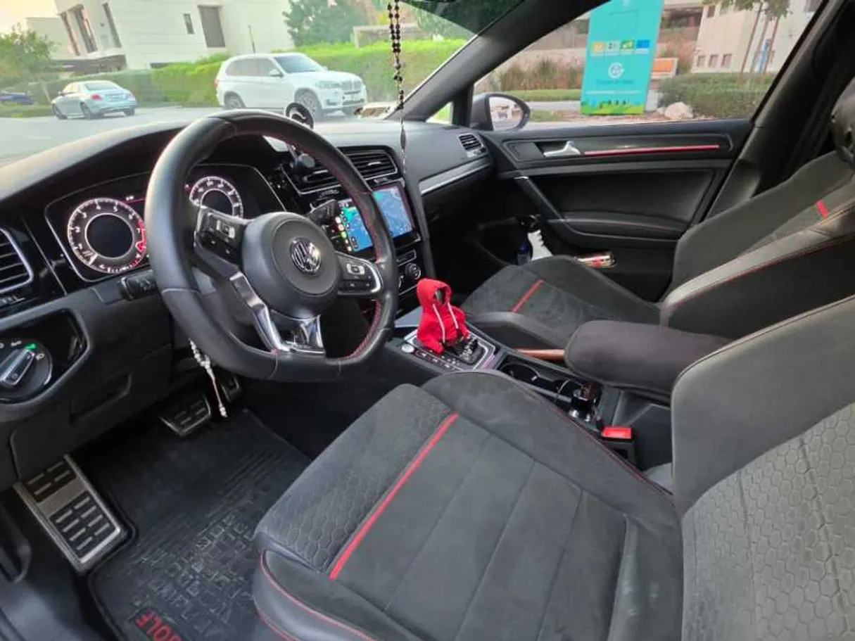 Car image 10