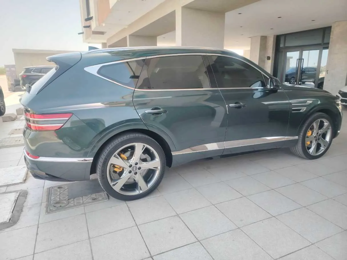 Car image 4