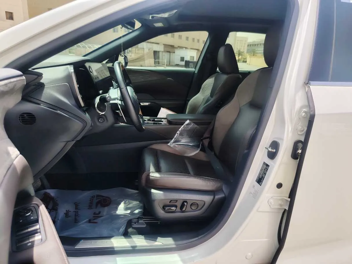 Car image 13