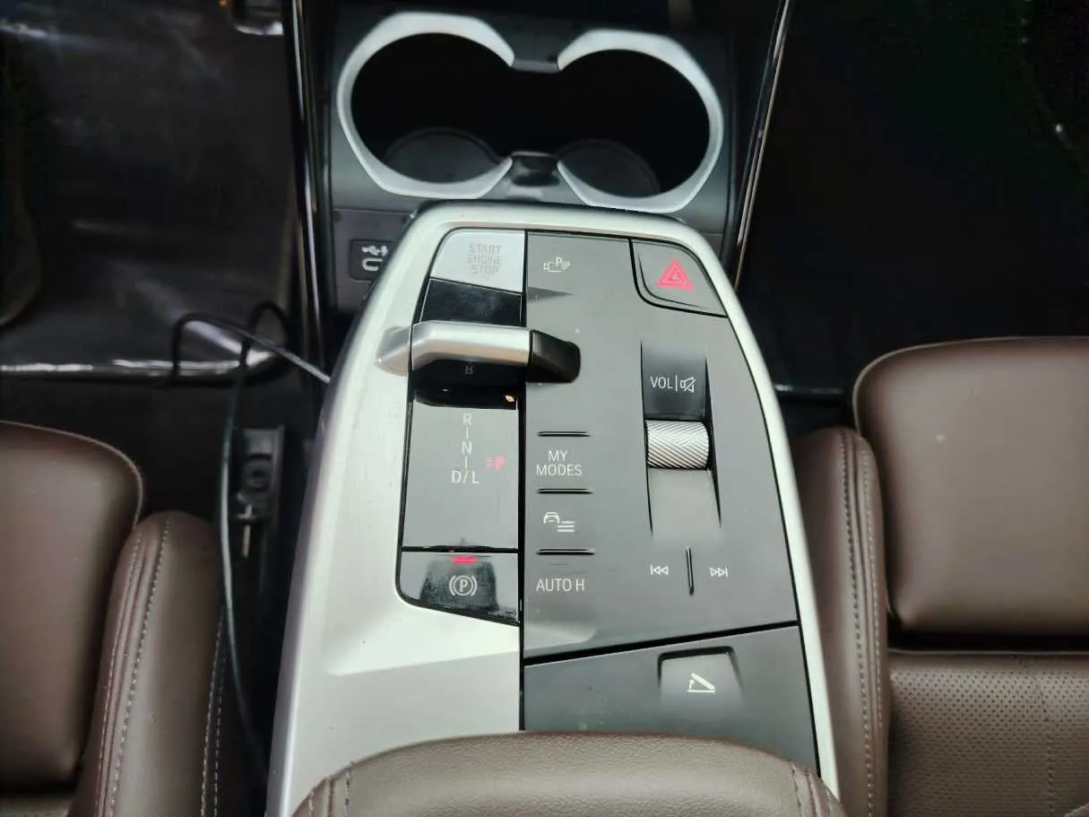 Car image 25