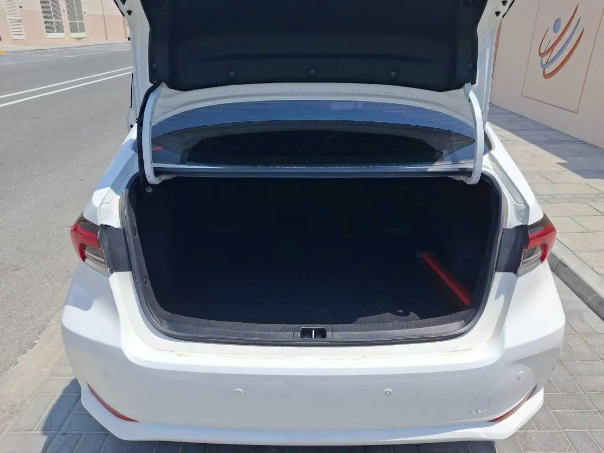 Car image 18