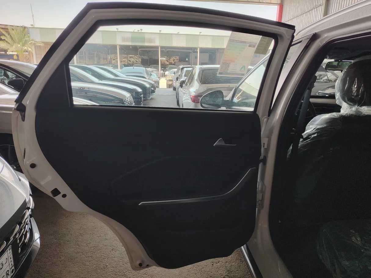 Car image 14