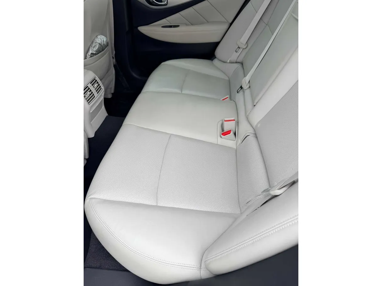 Car image 30