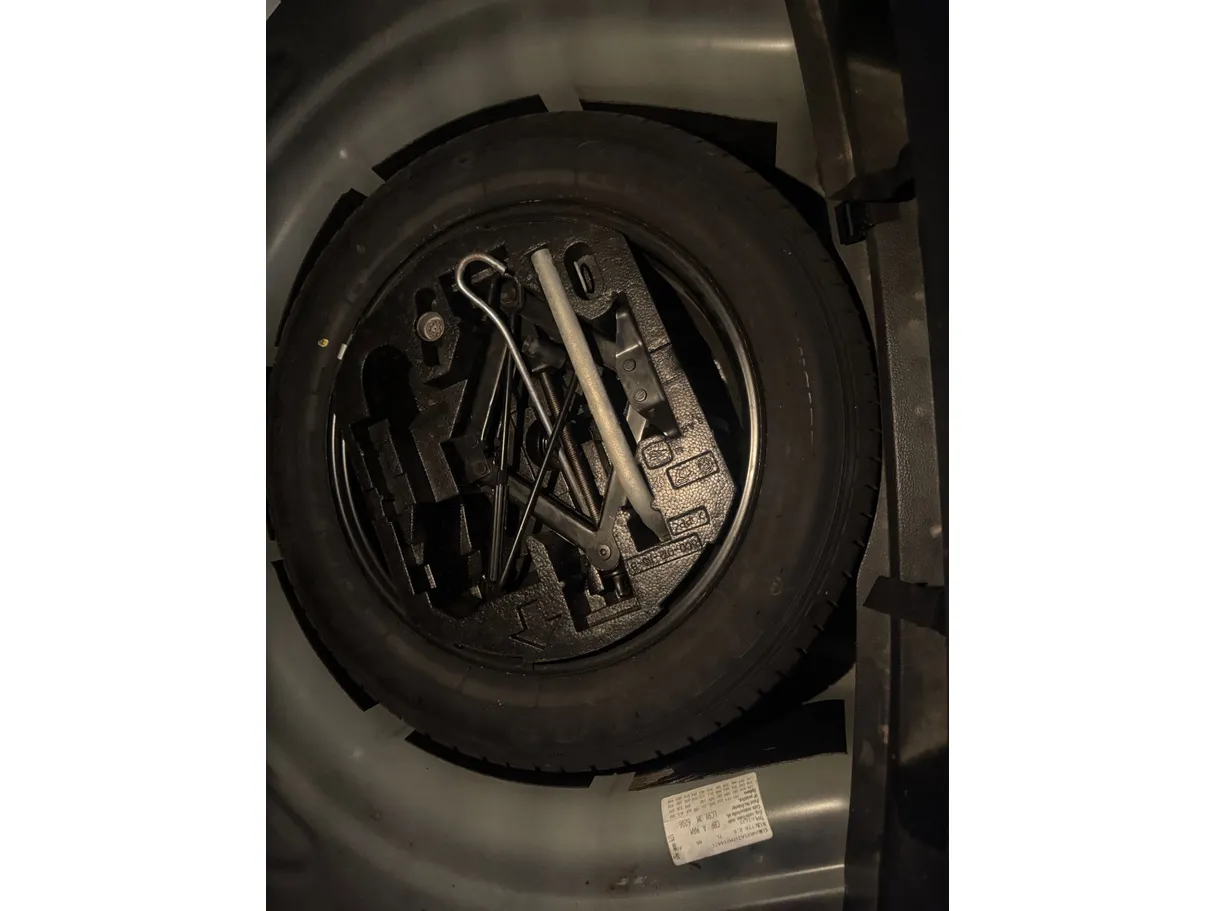 Car image 19