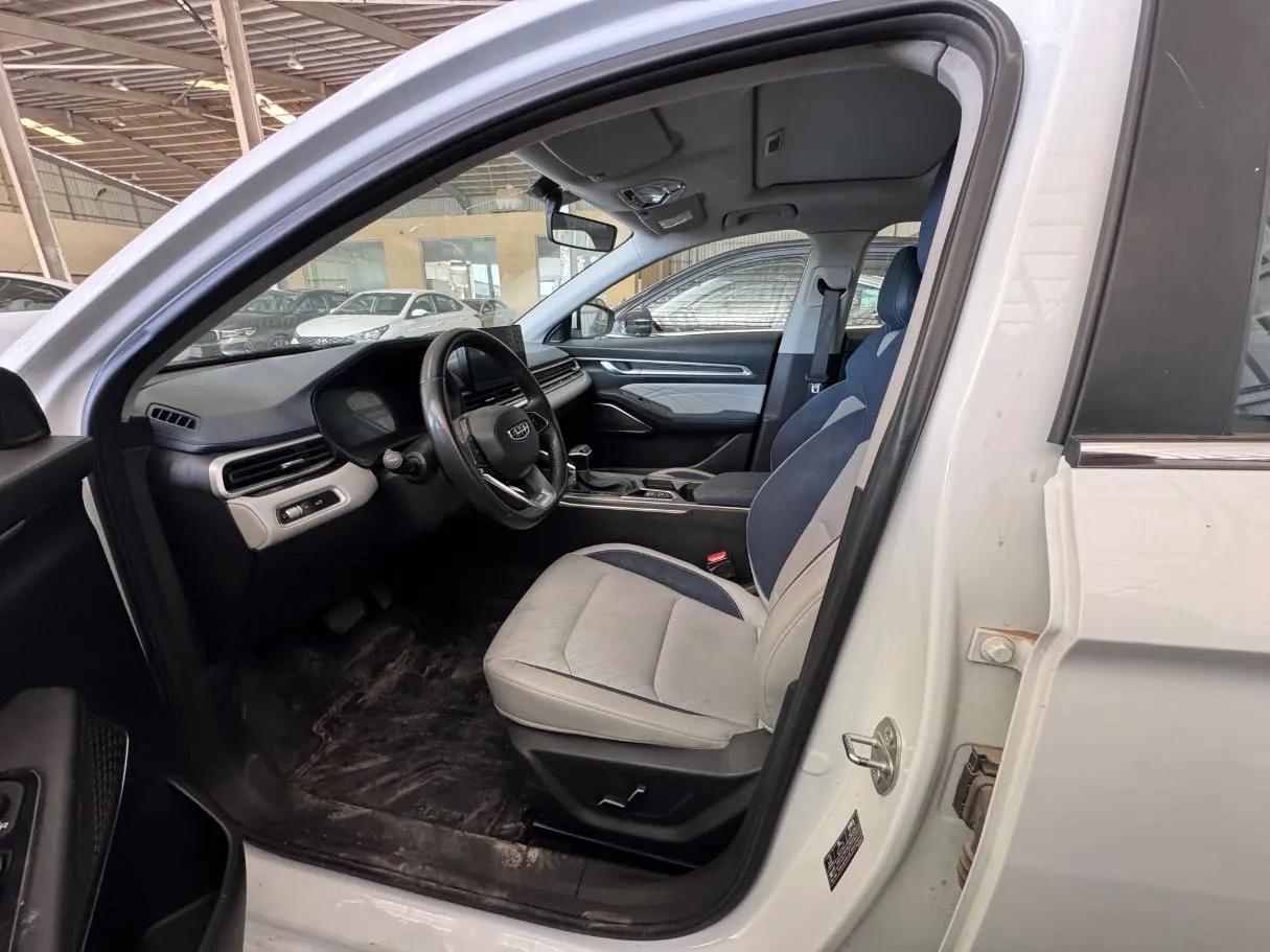 Car image 9