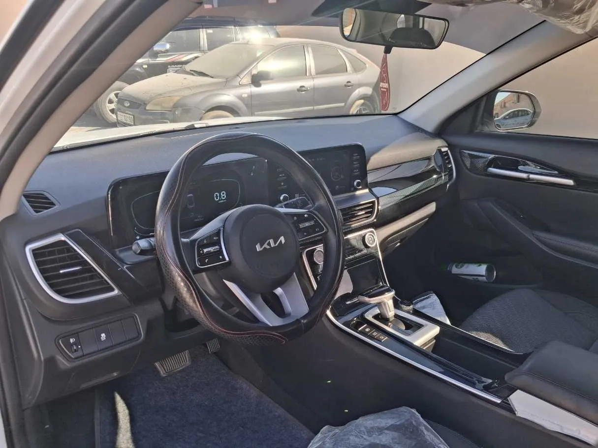 Car image 11