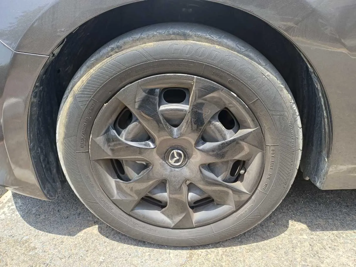 Car image 9