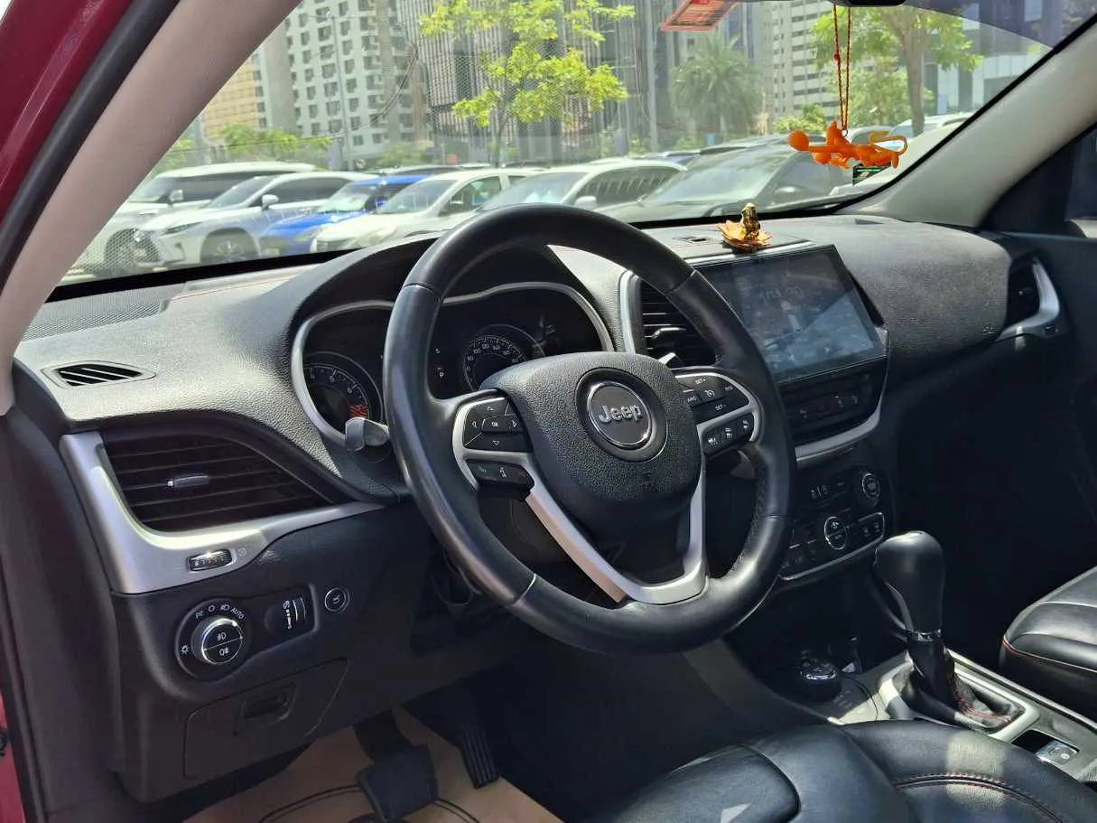 Car image 11