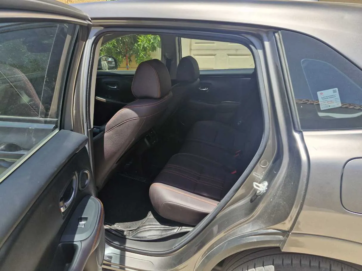 Car image 14